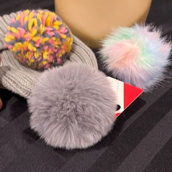 Gray PICK-A-Pom Beanie 3 Interchangeable Poms - Picture 4 of 9